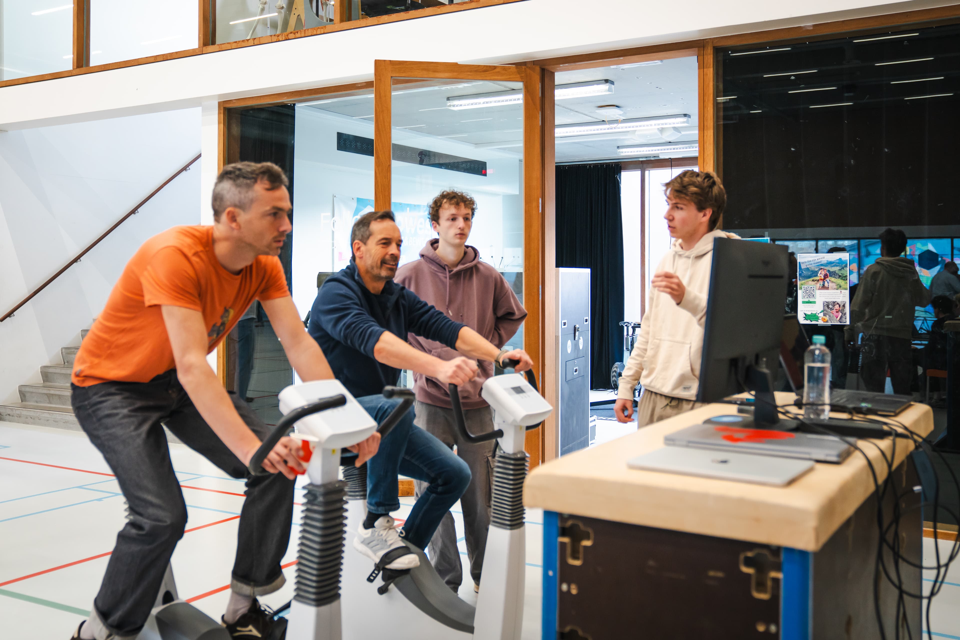 Spelers aan het werk met de fietsgame